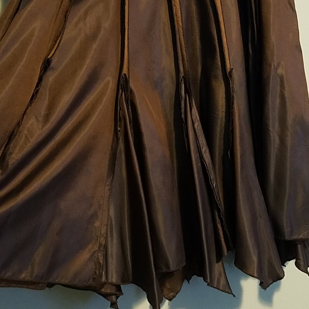 Stunning like new.metallic color effect. Side zipper. Pics don't do it justice